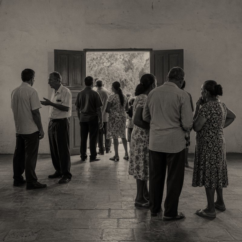 Pessoas conversando em pequenos grupos depois do culto